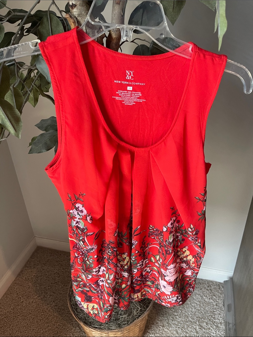 New York & Company Red Floral Pleated Tank Top